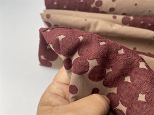Fastvævet jacquard - flot lys brun med bordeaux pletter i mønster